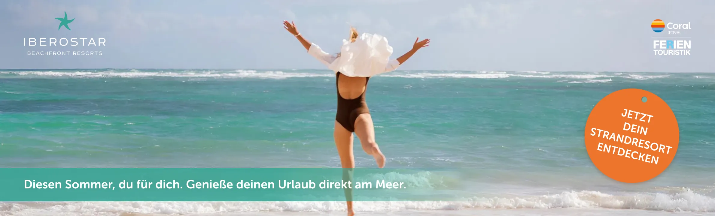 Frau rennt mit Badeanzug ins Meer